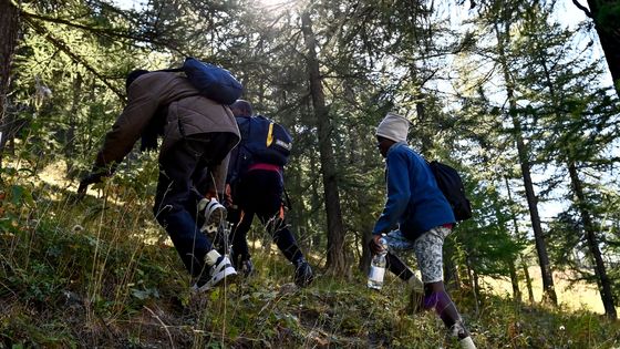 Migrants dans la montagne près de la frontière italienne le 11 septembre 2023 ©Getty - Stefano Guidi