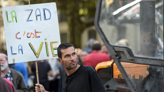 Les militants de la ZAD (zone d’aménagement différé ou à défendre… c’est selon)