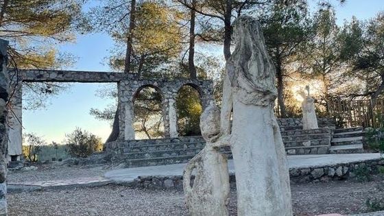 Agora de l'école du Pioulier de Vence, sculpture d'Elise Freinet ©Radio France - Nedjma Bouakra